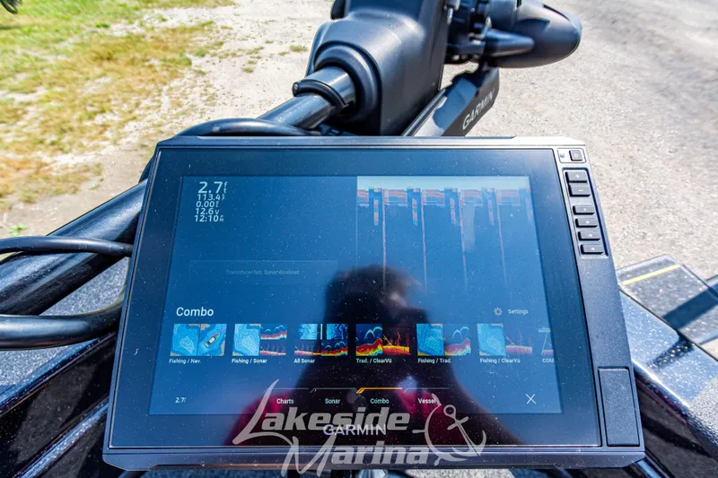 Slide: The Image of Garmin fishfinder display on Recon 2185 DC boat, 2025 model. - 30