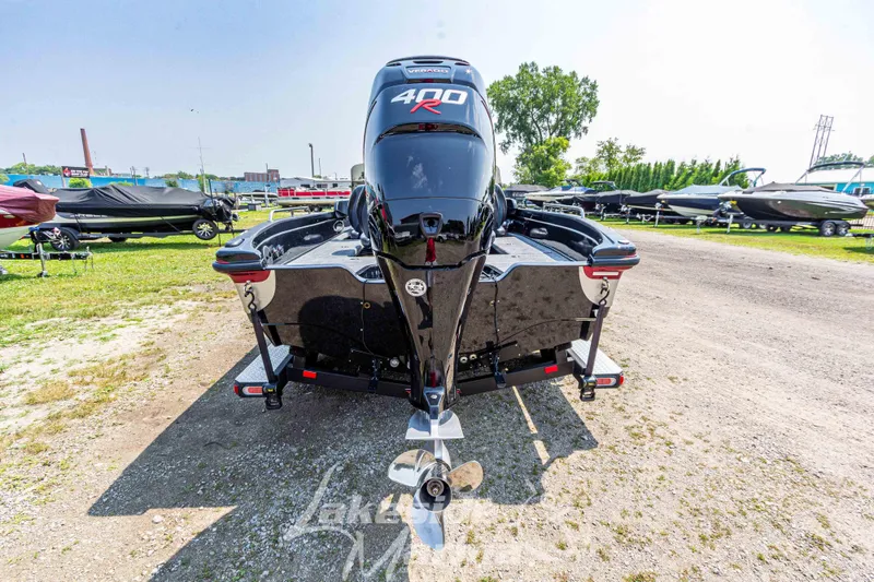 Slide: The Image of 2025 Recon 2185 DC boat with powerful 400 HP engine, parked outdoors. - 5