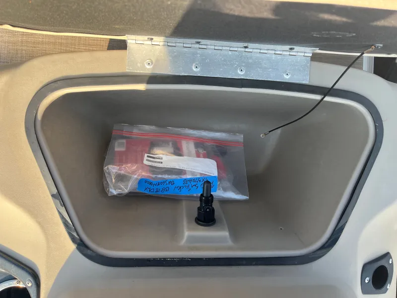 Slide: The Image of Sun Tracker Bass Buggy 18 DLX 2020 - 19