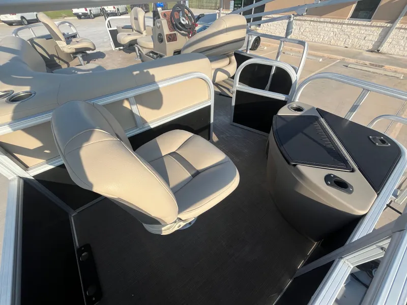 Slide: The Image of Sun Tracker Bass Buggy 18 DLX 2020 - 28