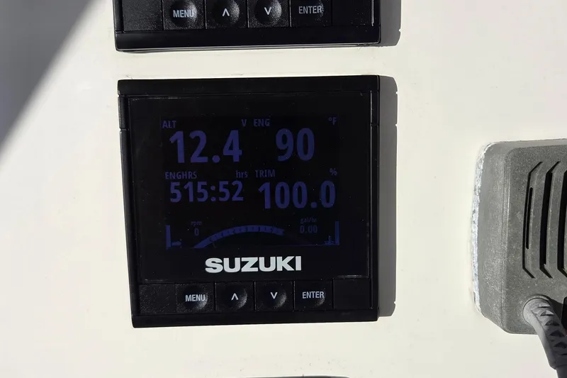 Slide: The Image of Suzuki engine display on 2018 Key West 219 FS boat showing 515 engine hours. - 10