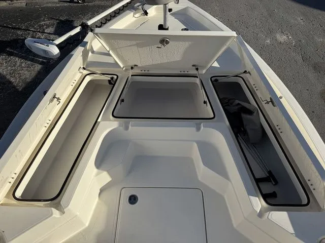 Slide: The Image of Skeeter SX230 2022 - 17