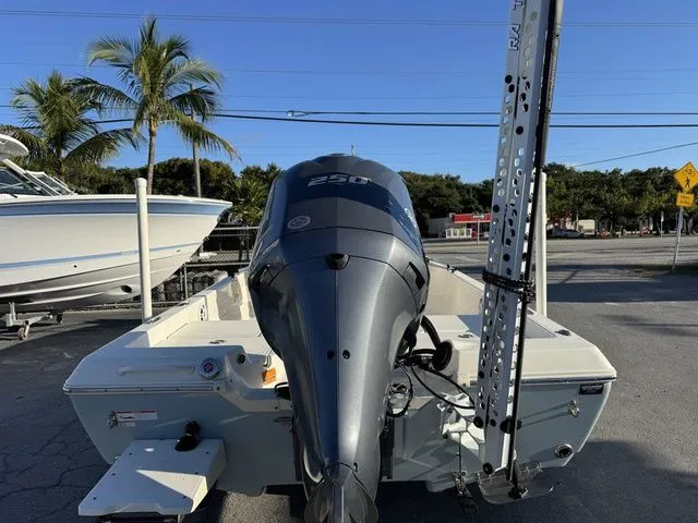 Slide: The Image of Skeeter SX230 2022 - 7