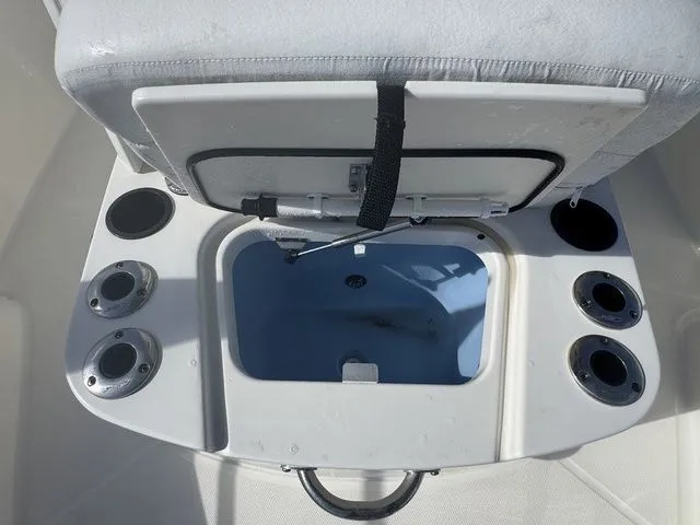 Slide: The Image of Boston Whaler 210 Dauntless 2016 - 27