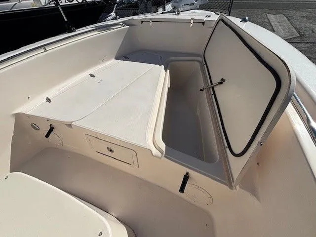 Slide: The Image of Grady-White Advance 257 2005 - 12