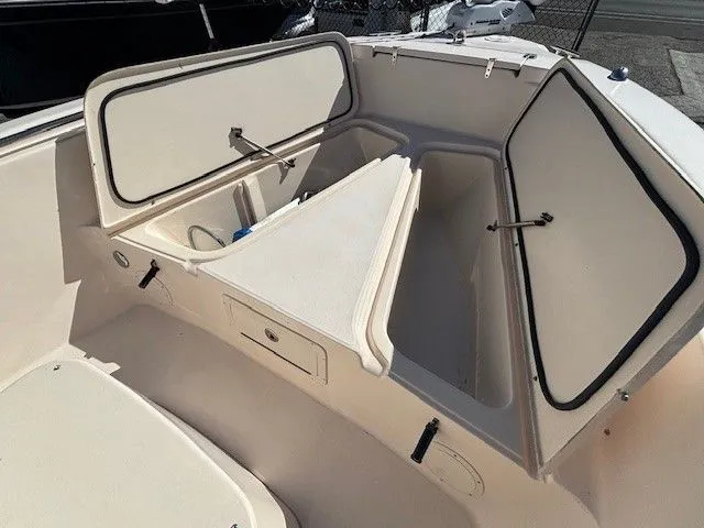 Slide: The Image of Grady-White Advance 257 2005 - 13