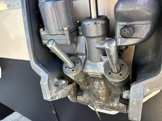 Slide: The Image of Grady-White Advance 257 2005 - 21