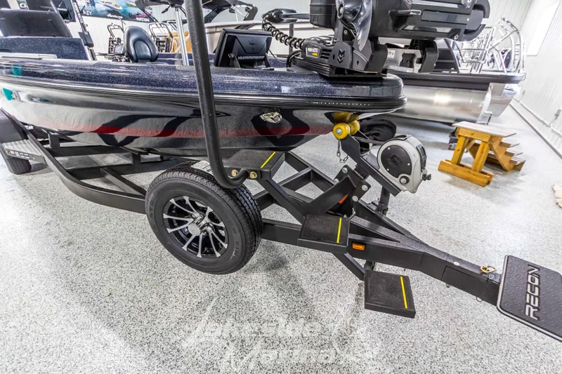 Slide: The Image of 2024 Recon 2185 SC boat on trailer in showroom. - 10