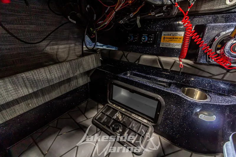 Slide: The Image of Interior of Recon 2185 SC boat, 2024 model. - 31