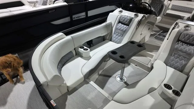 Slide: The Image of Bennington R Bowrider Swingback 24 RTSBA 2026 - 11