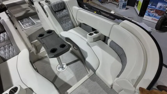 Slide: The Image of Bennington R Bowrider Swingback 24 RTSBA 2026 - 12