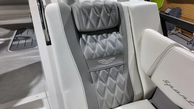 Slide: The Image of Bennington R Bowrider Swingback 24 RTSBA 2026 - 13