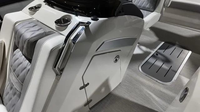 Slide: The Image of Bennington R Bowrider Swingback 24 RTSBA 2026 - 14