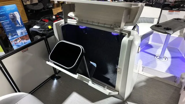 Slide: The Image of Bennington R Bowrider Swingback 24 RTSBA 2026 - 15