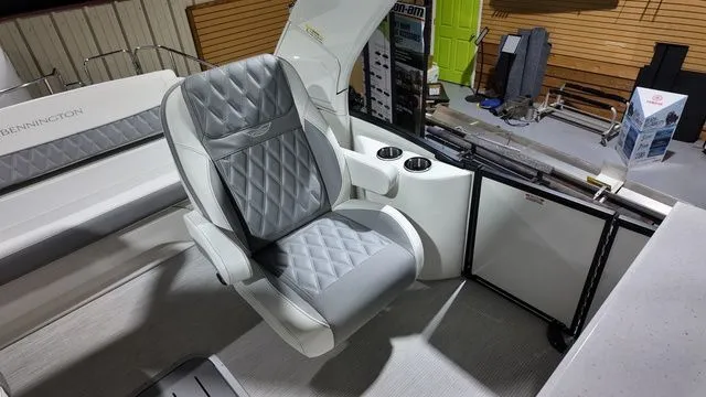 Slide: The Image of Bennington R Bowrider Swingback 24 RTSBA 2026 - 16