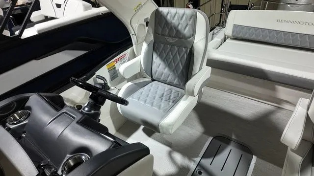 Slide: The Image of Bennington R Bowrider Swingback 24 RTSBA 2026 - 17