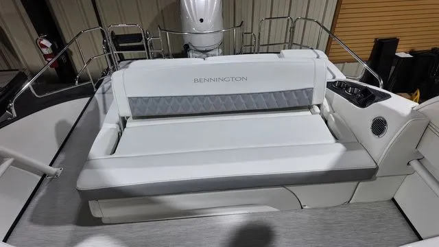 Slide: The Image of Bennington R Bowrider Swingback 24 RTSBA 2026 - 18
