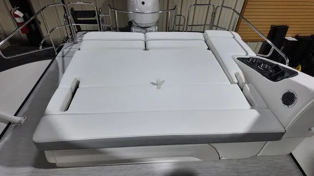 Slide: The Image of Bennington R Bowrider Swingback 24 RTSBA 2026 - 19