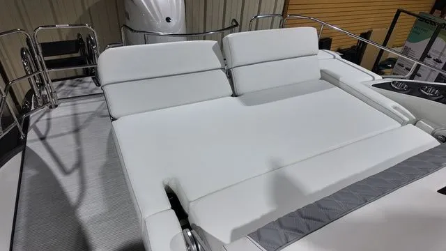 Slide: The Image of Bennington R Bowrider Swingback 24 RTSBA 2026 - 21