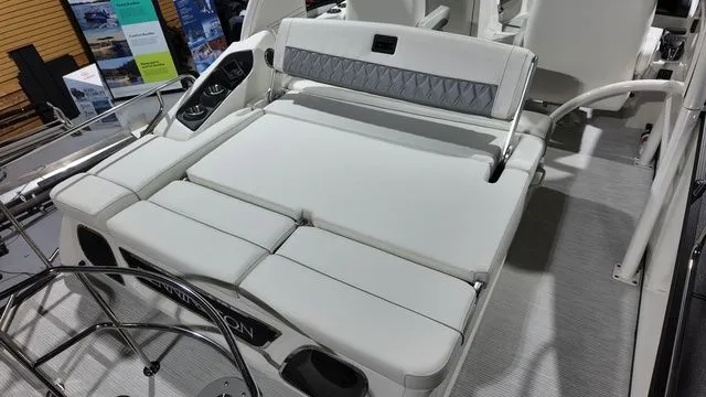 Slide: The Image of Bennington R Bowrider Swingback 24 RTSBA 2026 - 22