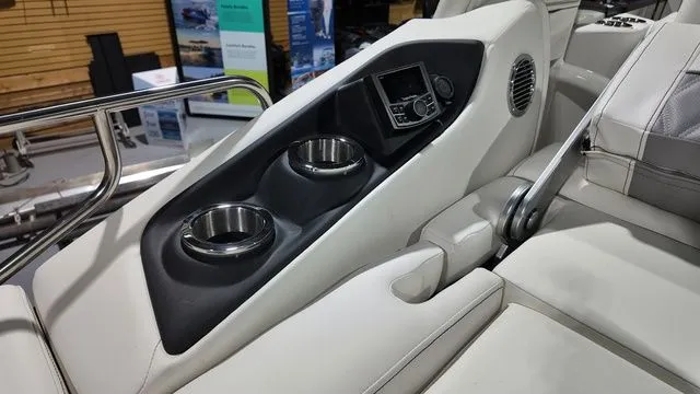 Slide: The Image of Bennington R Bowrider Swingback 24 RTSBA 2026 - 23