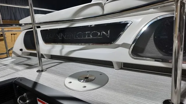 Slide: The Image of Bennington R Bowrider Swingback 24 RTSBA 2026 - 24