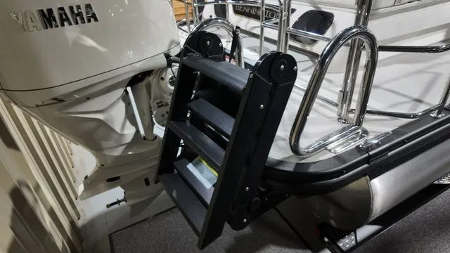 Slide: The Image of Bennington R Bowrider Swingback 24 RTSBA 2026 - 26