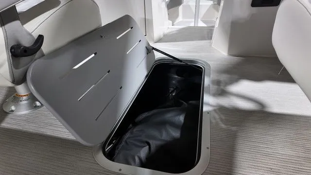 Slide: The Image of Bennington R Bowrider Swingback 24 RTSBA 2026 - 30