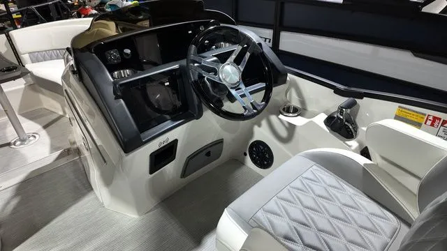 Slide: The Image of Bennington R Bowrider Swingback 24 RTSBA 2026 - 31