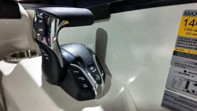 Slide: The Image of Bennington R Bowrider Swingback 24 RTSBA 2026 - 38