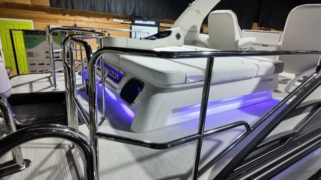 Slide: The Image of Bennington R Bowrider Swingback 24 RTSBA 2026 - 41