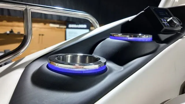 Slide: The Image of Bennington R Bowrider Swingback 24 RTSBA 2026 - 43