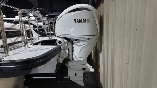 Slide: The Image of Bennington R Bowrider Swingback 24 RTSBA 2026 - 6