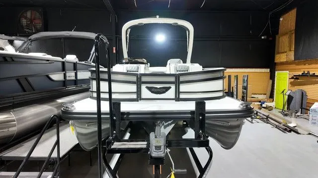 Slide: The Image of Bennington R Bowrider Swingback 24 RTSBA 2026 - 7