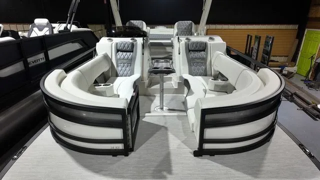 Slide: The Image of Bennington R Bowrider Swingback 24 RTSBA 2026 - 9