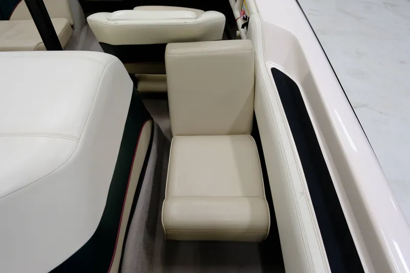 Slide: The Image of Correct Craft Sport Nautique 1998 - 13