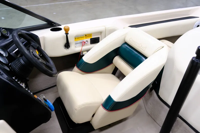 Slide: The Image of Correct Craft Sport Nautique 1998 - 16