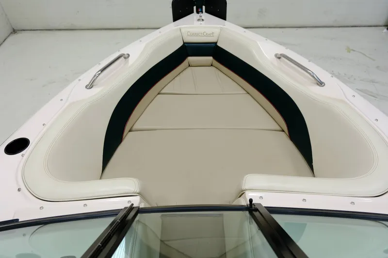 Slide: The Image of Correct Craft Sport Nautique 1998 - 17