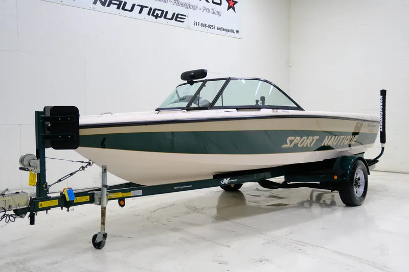 Slide: The Image of Correct Craft Sport Nautique 1998 - 5