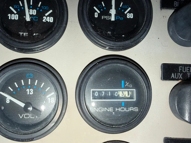Slide: The Image of Dashboard of Carver 356 Aft Cabin Motor Yacht 2001. - 15