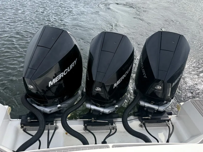 Slide: The Image of Sea Ray Sundancer 320 2023 - 11