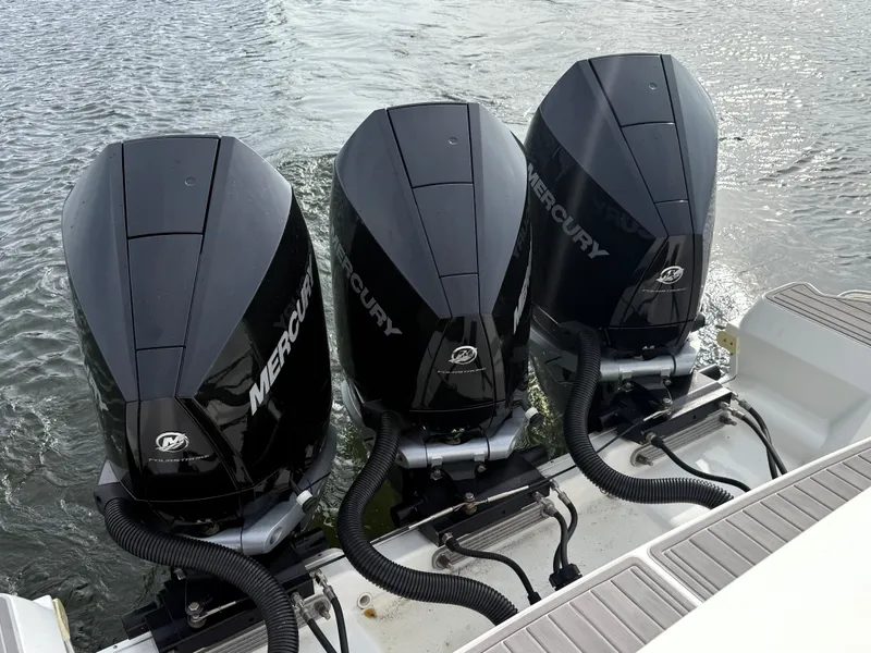 Slide: The Image of Sea Ray Sundancer 320 2023 - 12