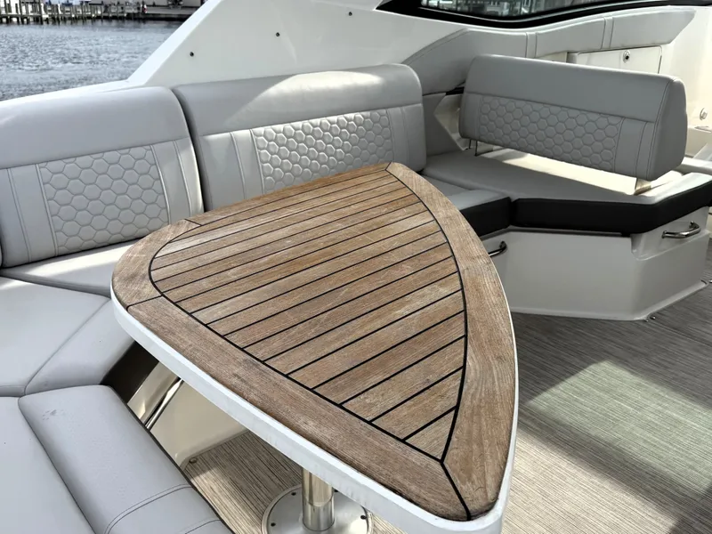 Slide: The Image of Sea Ray Sundancer 320 2023 - 14