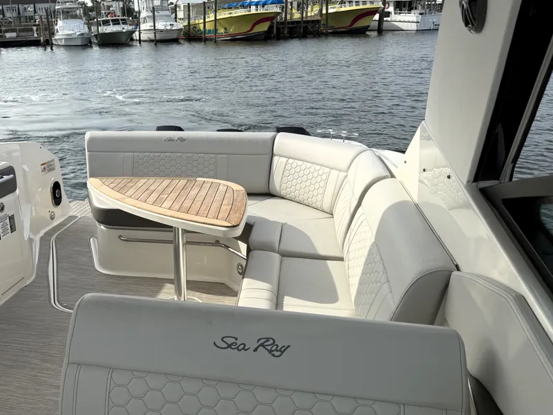 Slide: The Image of Sea Ray Sundancer 320 2023 - 15