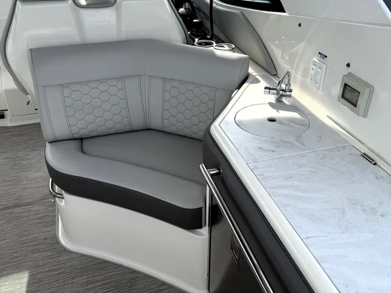 Slide: The Image of Sea Ray Sundancer 320 2023 - 16