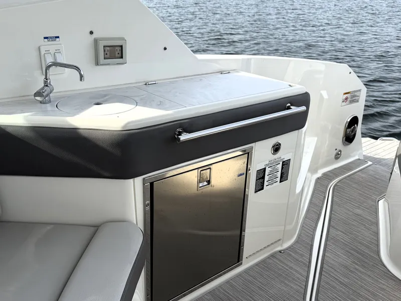 Slide: The Image of Sea Ray Sundancer 320 2023 - 18