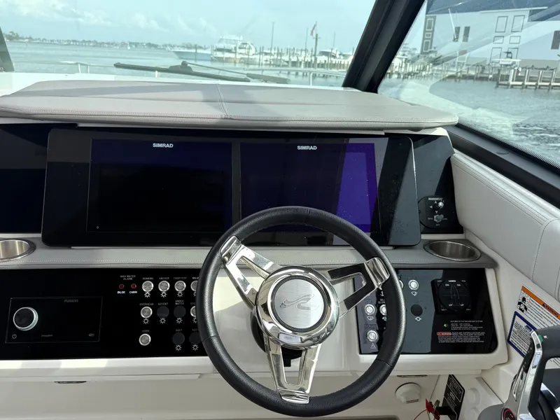 Slide: The Image of Sea Ray Sundancer 320 2023 - 19