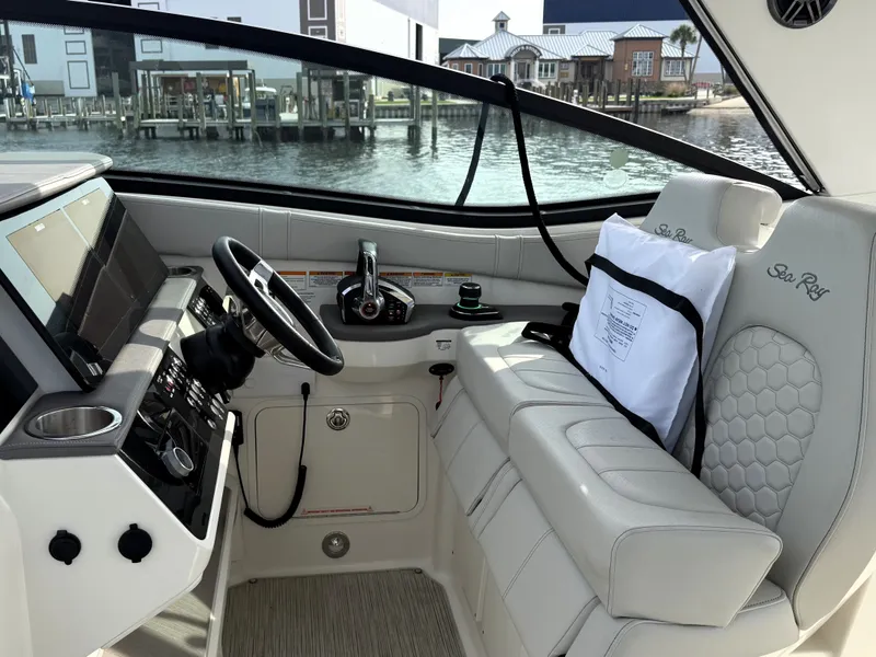Slide: The Image of Sea Ray Sundancer 320 2023 - 21