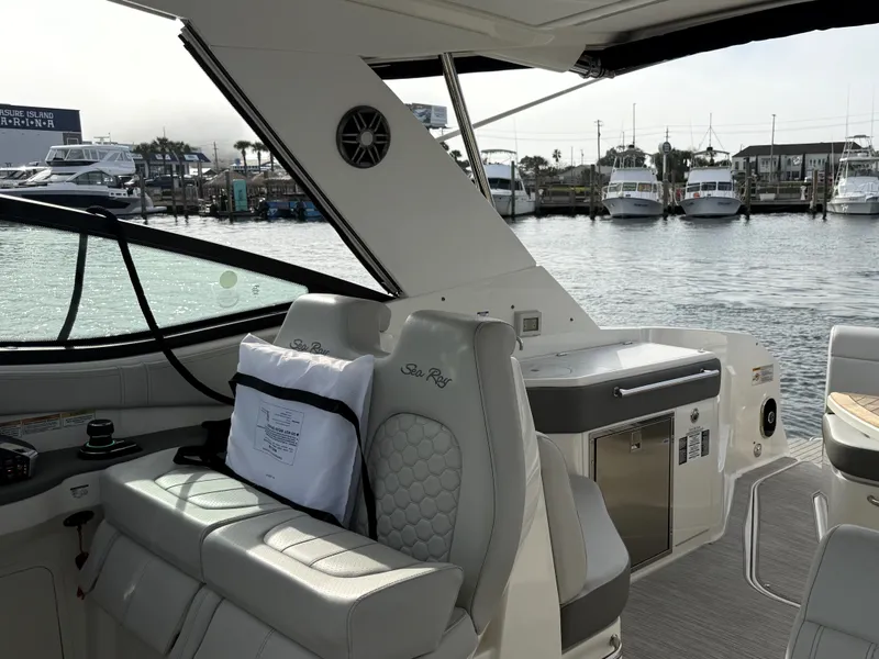 Slide: The Image of Sea Ray Sundancer 320 2023 - 22
