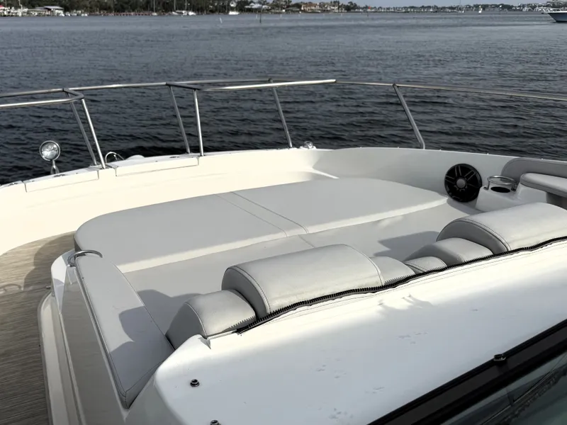 Slide: The Image of Sea Ray Sundancer 320 2023 - 23